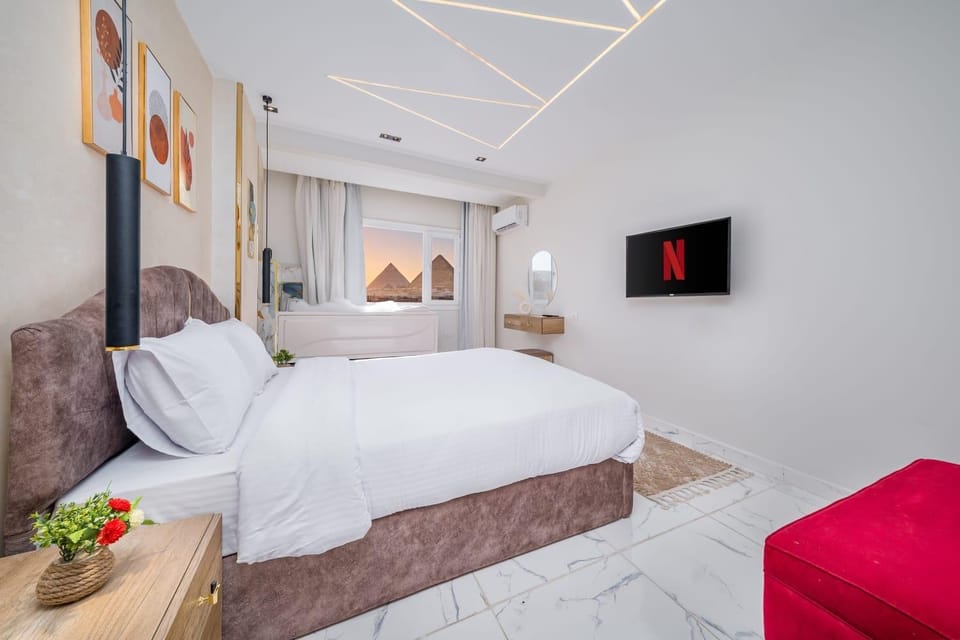 Communal lounge/ TV room, Bed, TV and multimedia, Living room, Photo of the whole room, Seating area, Evening entertainment, Bedroom