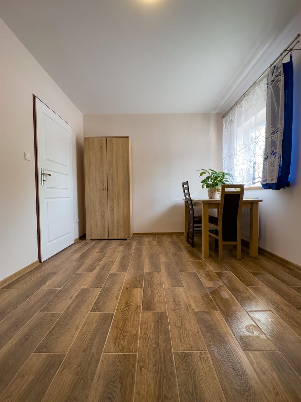 Apartament 4 osobowy obok Szpitala Brzeziny 2 pokoje Prywatna łazienka i kuchnia 32m2 Vacation rental in Masovian Voivodeship