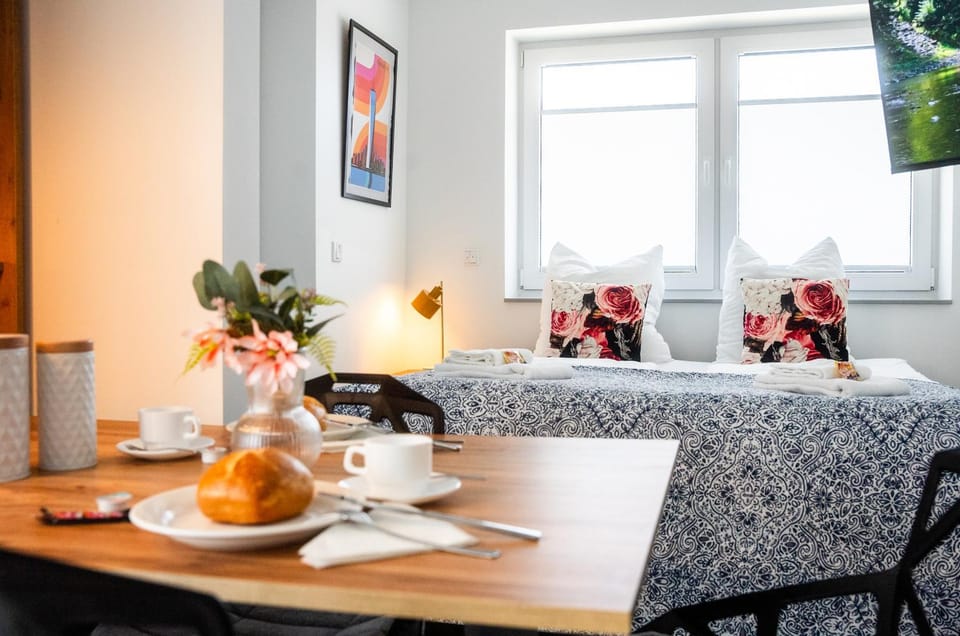 Bed, Dining area