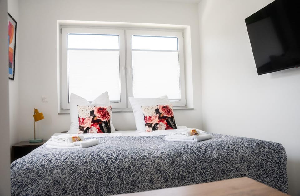Bed, TV and multimedia, Photo of the whole room, Bedroom