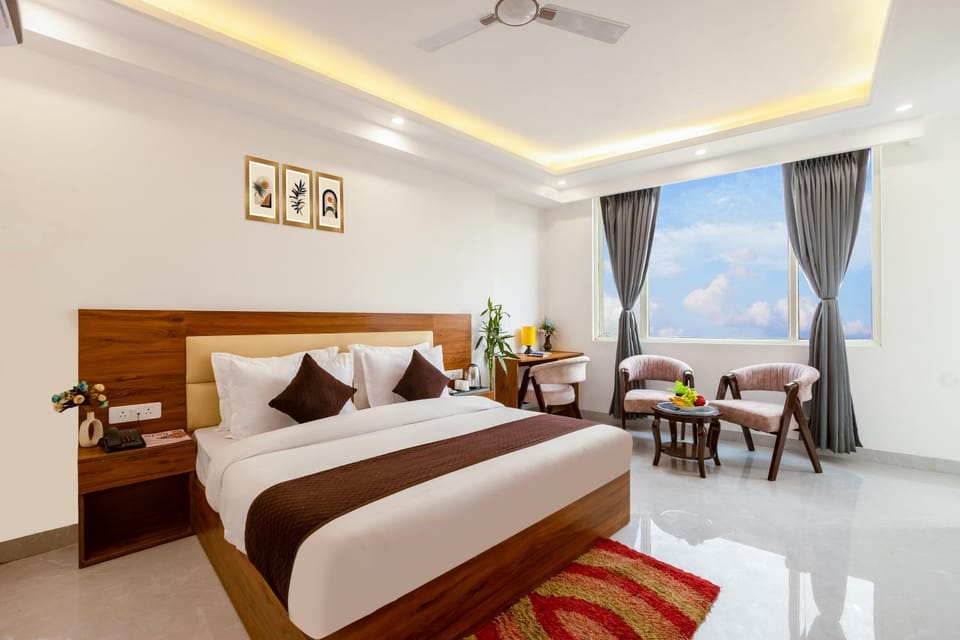 Bed, Photo of the whole room, Seating area, Bedroom