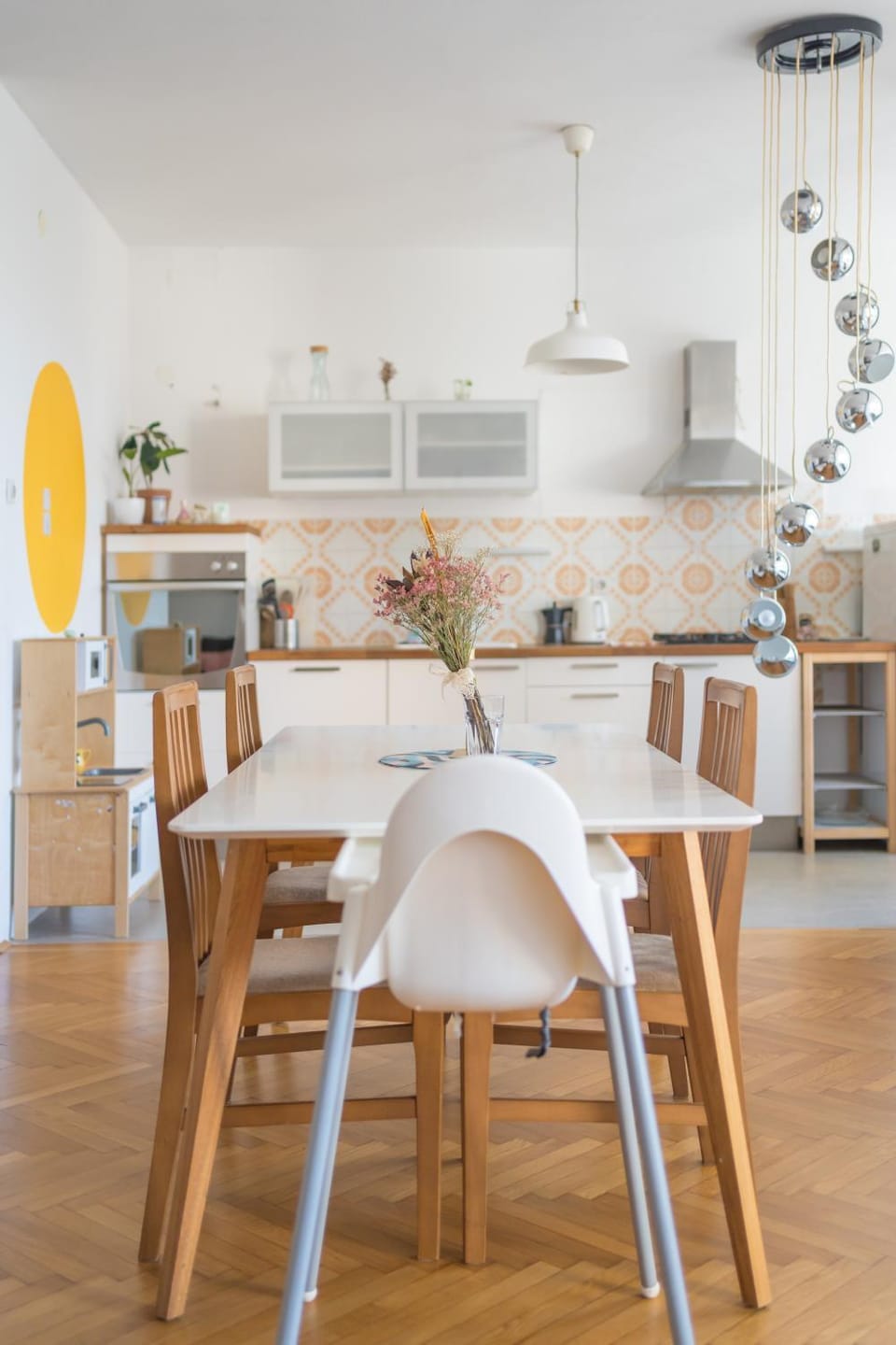 Kitchen or kitchenette, Dining area