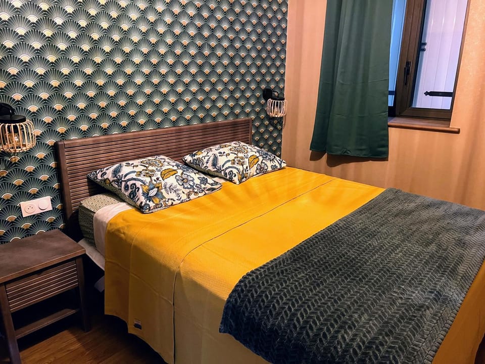 Bed, TV and multimedia, Bedroom, wardrobe