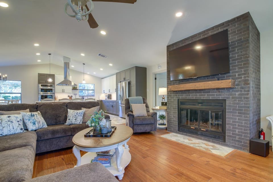 Lake Travis Home with Dock and Game Room! Group Escape House in Lago Vista