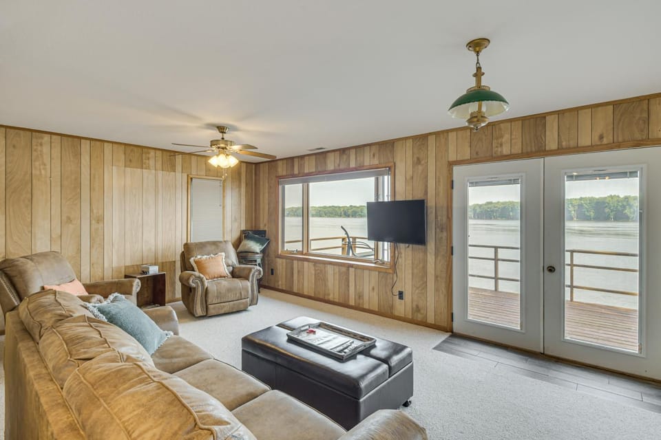Scenic Views & Yard: Mississippi River Retreat! House in Iowa