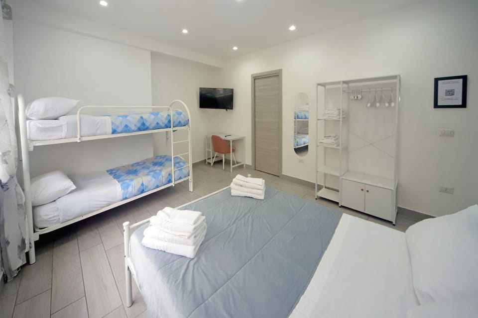Bed, Photo of the whole room, Bedroom, bunk bed, towels