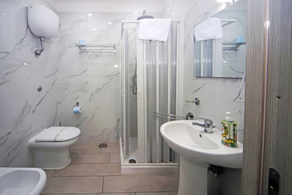 Shower, Toilet, Bathroom, bidet, towels