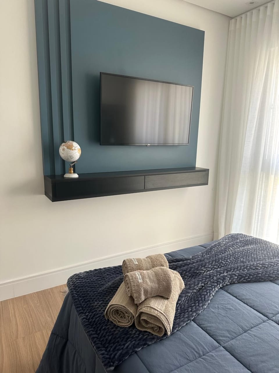Bed, TV and multimedia, Bedroom