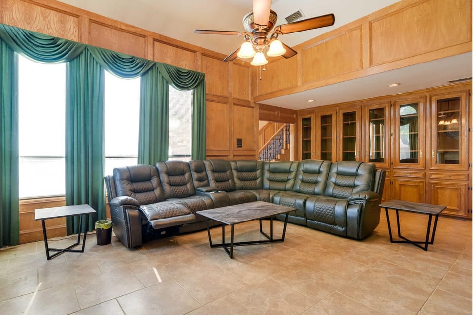 Expansive Home w/ Pool Table ~ 15 Mi to Galveston! House in Texas City