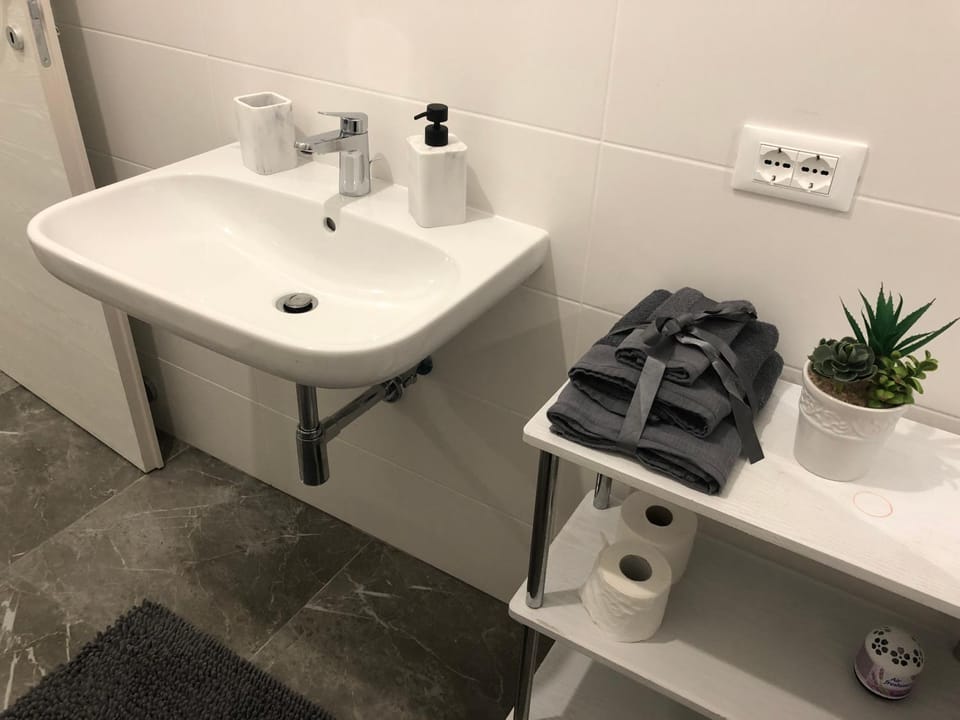 Bathroom, towels
