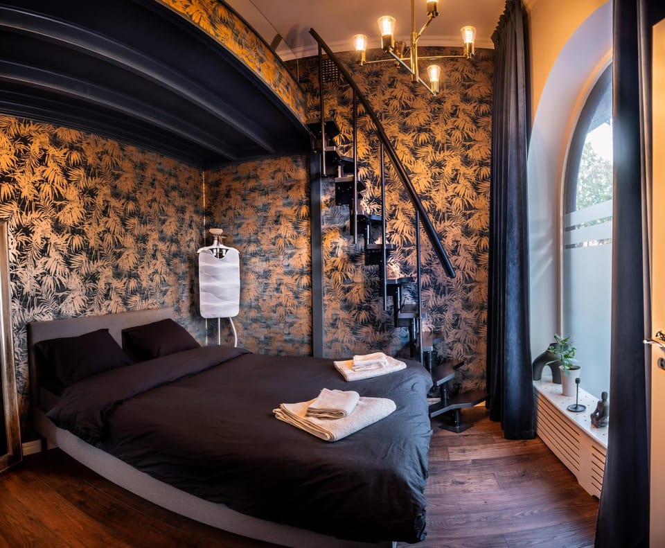 Bed, Bedroom, towels