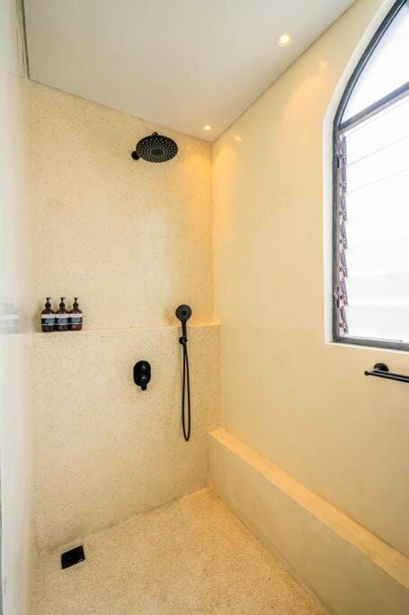 Luxe 4-Bedroom Villa - Private Pool & Fast Wi-Fi Villa in North Kuta