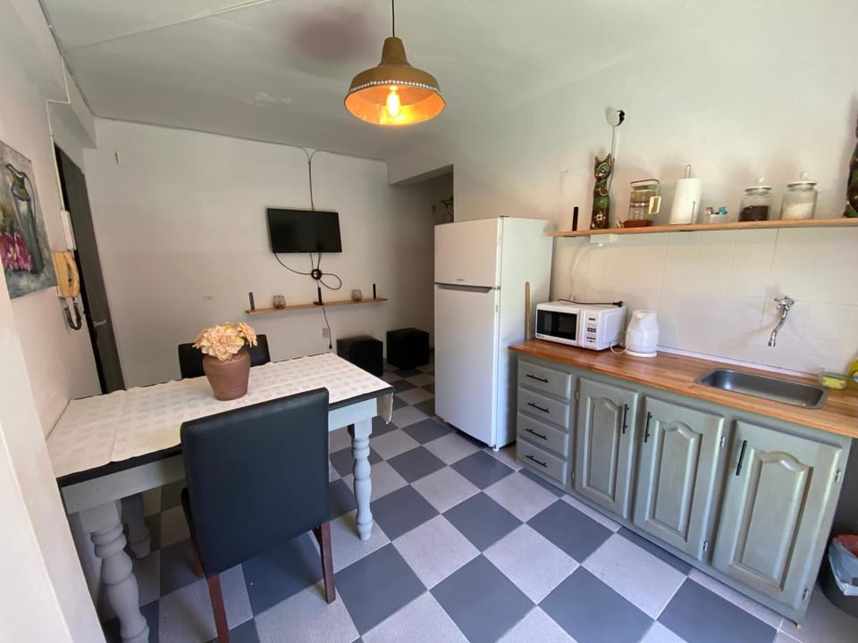 Kitchen or kitchenette, Dining area, minibar, oven