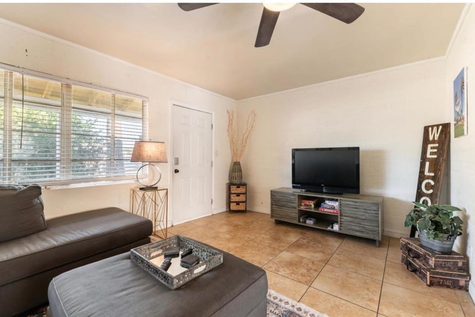 *Free Parking near Strip Cozy 2Br home Side: A House in Las Vegas
