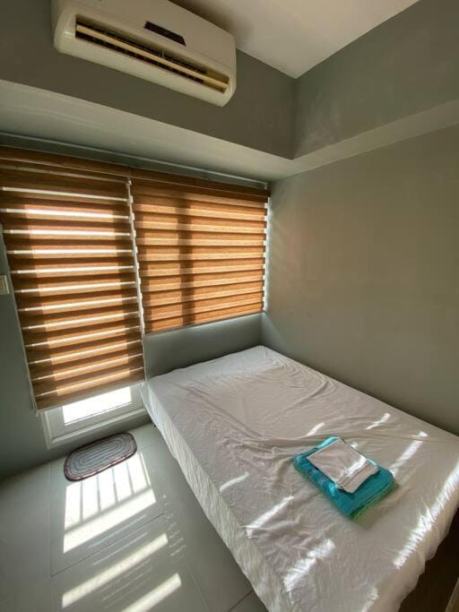 Bed, Bedroom, towels, air conditioner