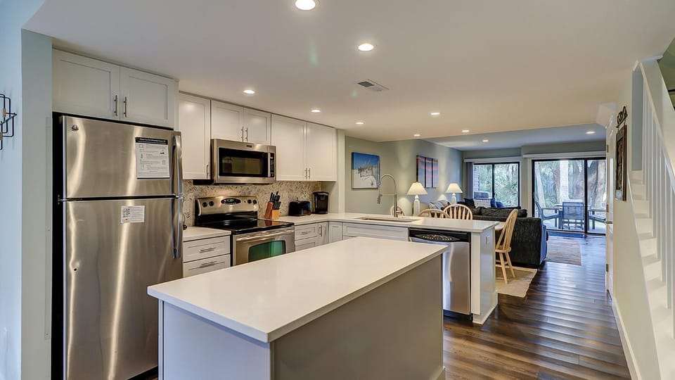 2 BR 25 BA, King, Double, Twin, Sleeper Sofa Bikes & Beach Gear included House in Hilton Head Island