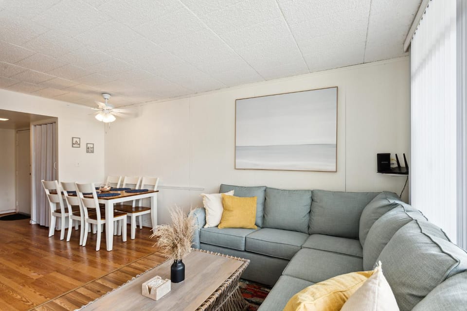 Living room, Seating area, Dining area, fireplace