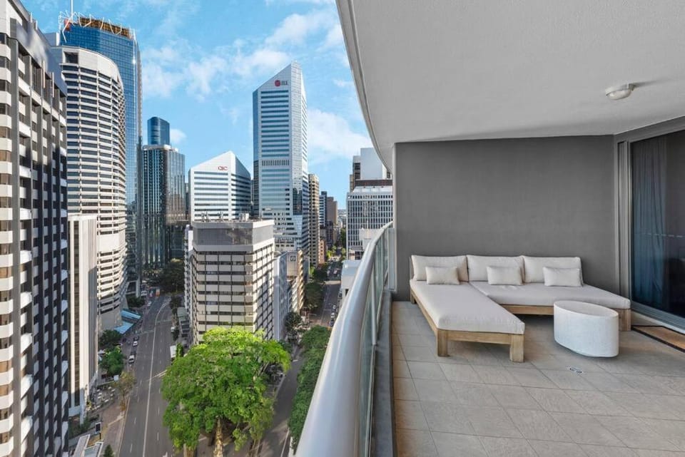 Top of the Town! 2Bed/2Bath/1Car/Pool/Views ~ CBD Apartment in Kangaroo Point