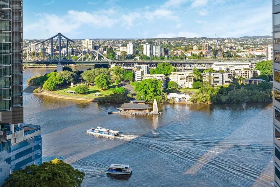 Top of the Town! 2Bed/2Bath/1Car/Pool/Views ~ CBD Apartment in Kangaroo Point