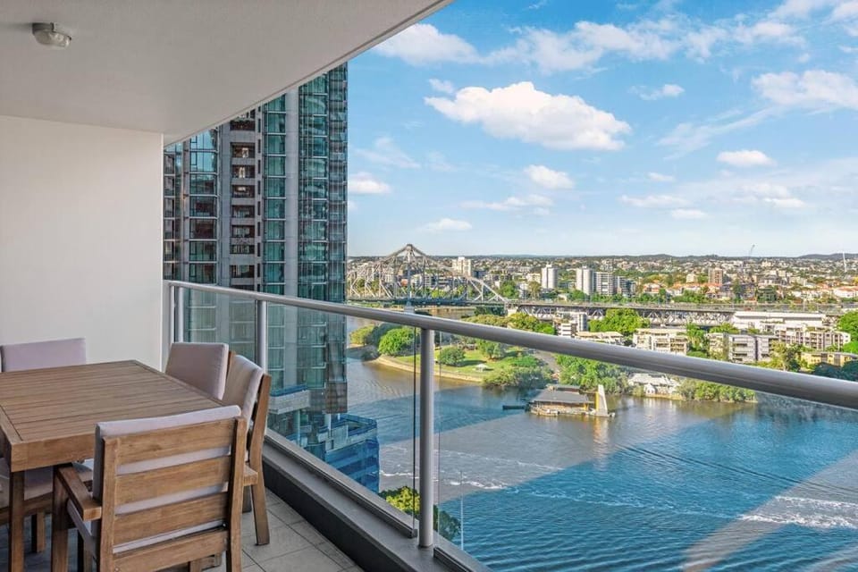 Top of the Town! 2Bed/2Bath/1Car/Pool/Views ~ CBD Apartment in Kangaroo Point