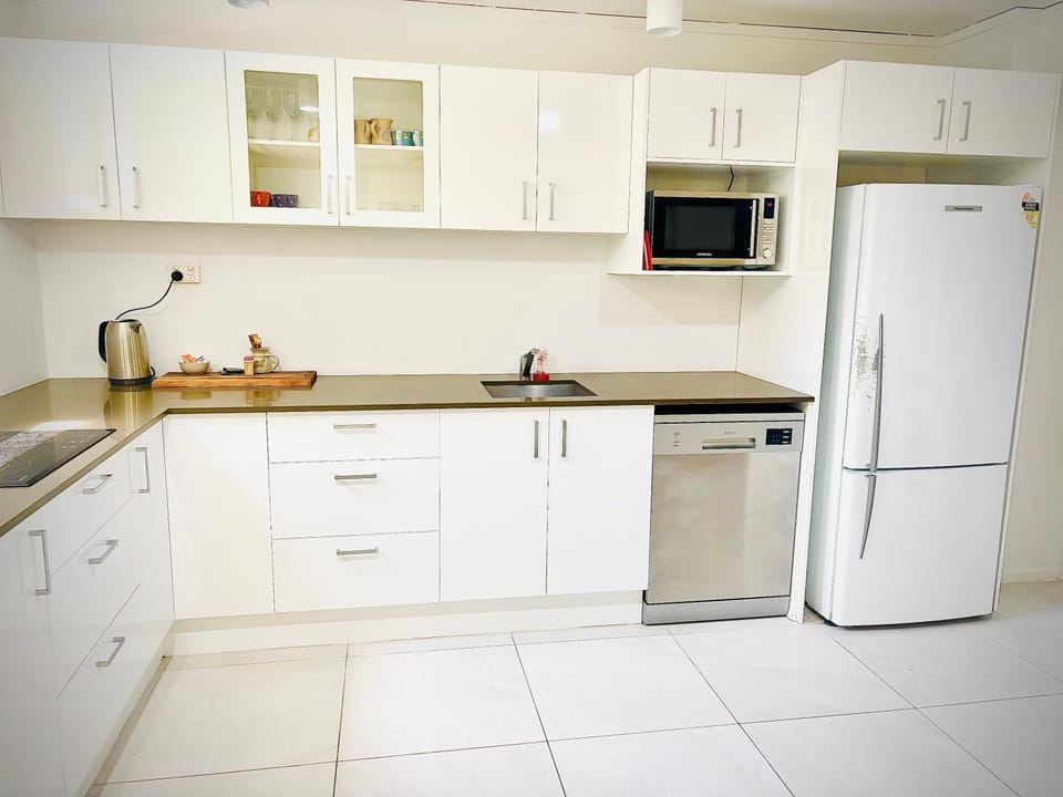 Kitchen or kitchenette, dishwasher, stove