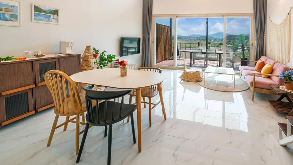 TV and multimedia, Living room, Seating area, Dining area, Mountain view