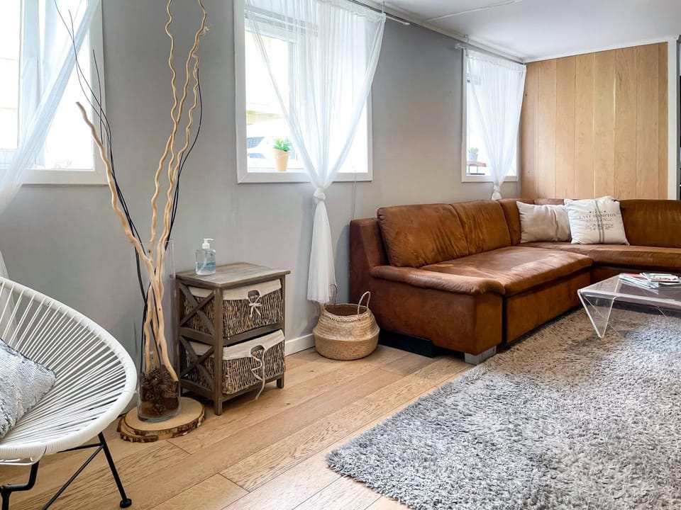 2BR Generouse Living Room IR Sauna 3 min Central Station Apartment in Stavanger