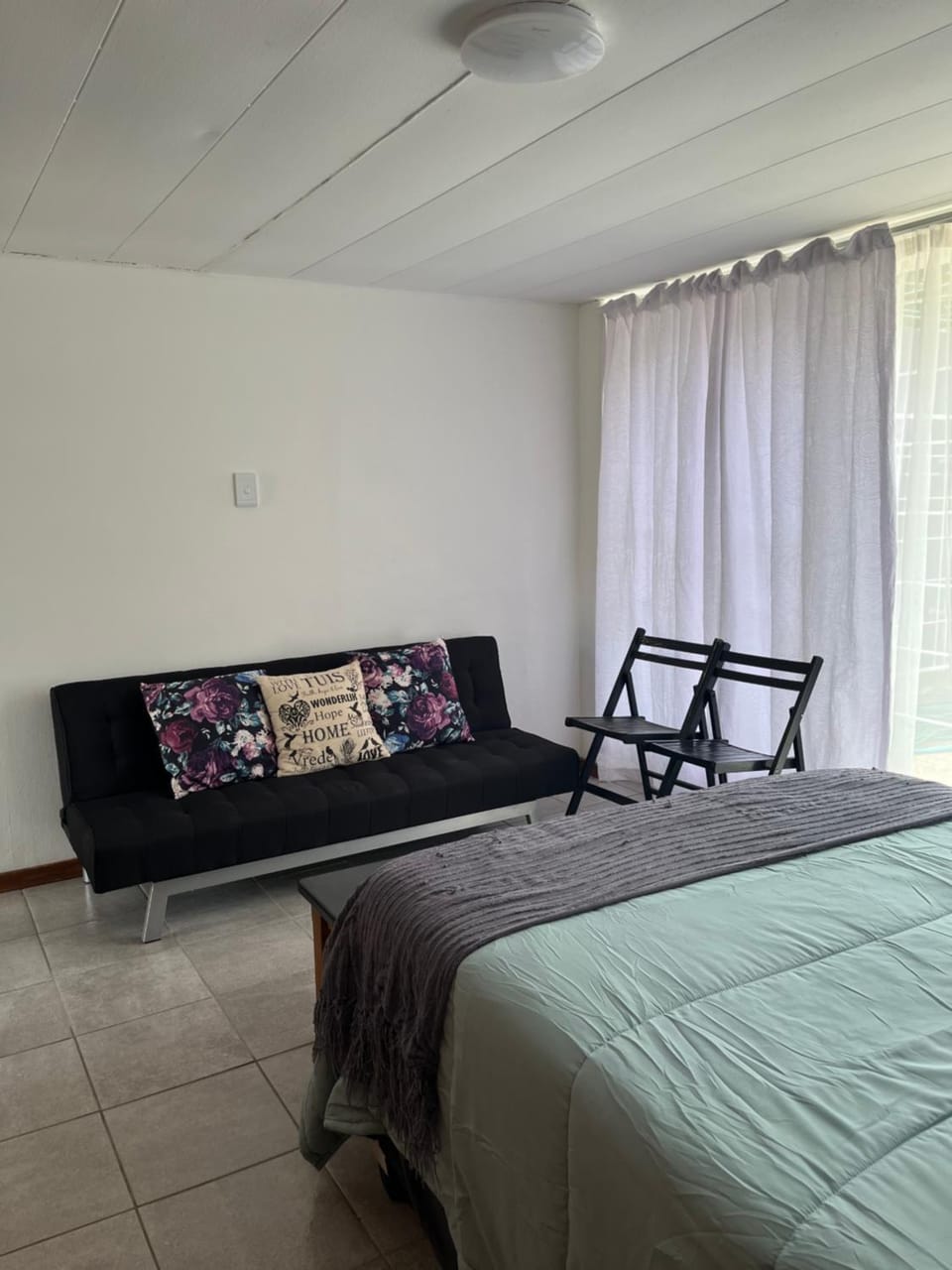 Bed, Seating area