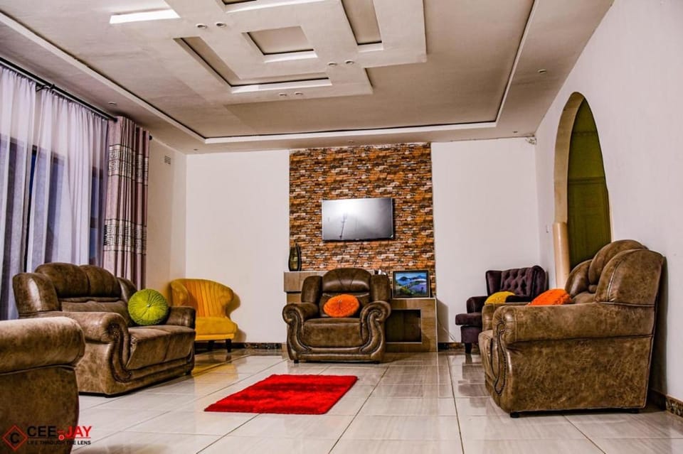 House - Sleeps 10 - Pool - Parking - Patio House in Zimbabwe