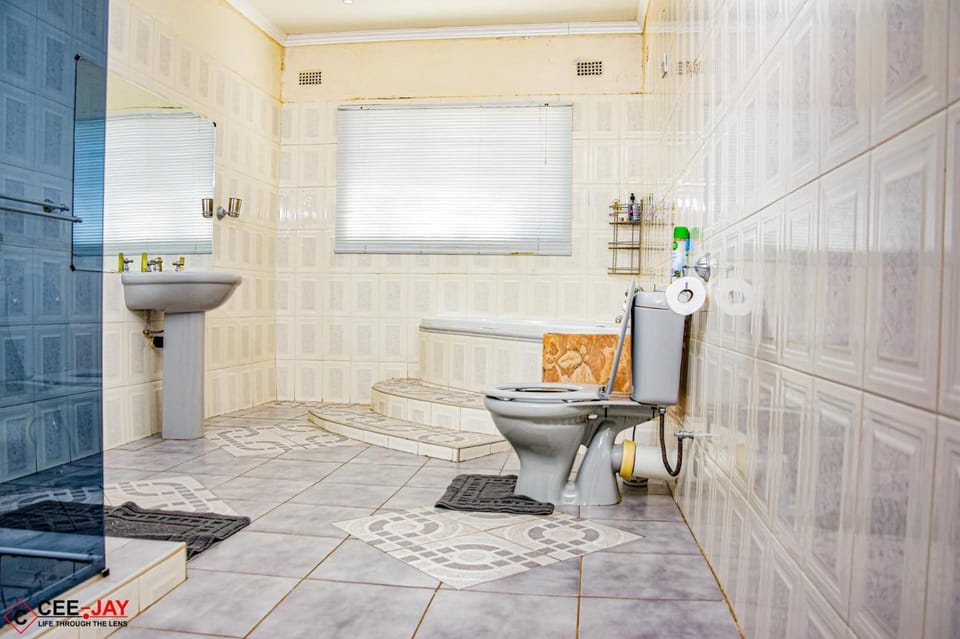 House - Sleeps 10 - Pool - Parking - Patio House in Zimbabwe