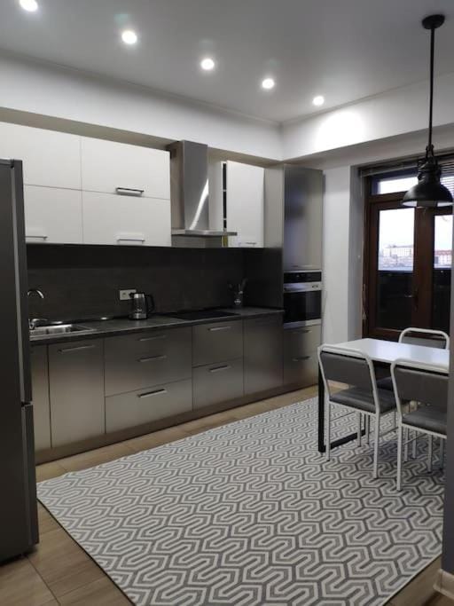 Kitchen or kitchenette, Dining area, minibar