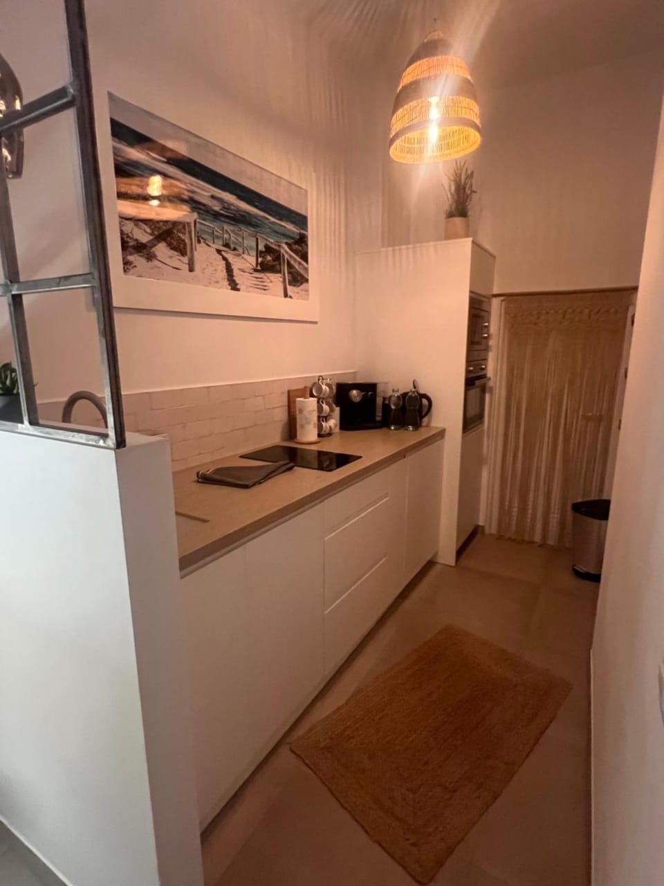 Coffee/tea facilities, Kitchen or kitchenette, stove