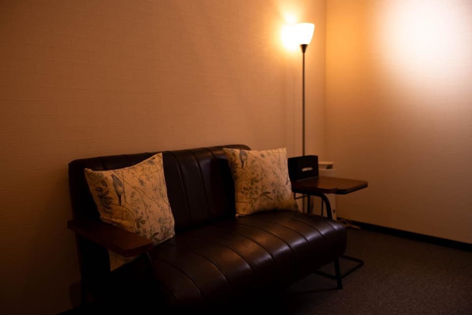 Photo of the whole room, Seating area