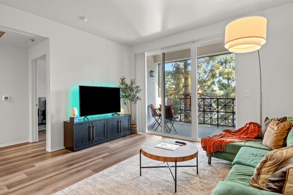 TV and multimedia, Living room, Seating area, Evening entertainment