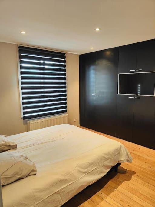 Bed, TV and multimedia, Bedroom