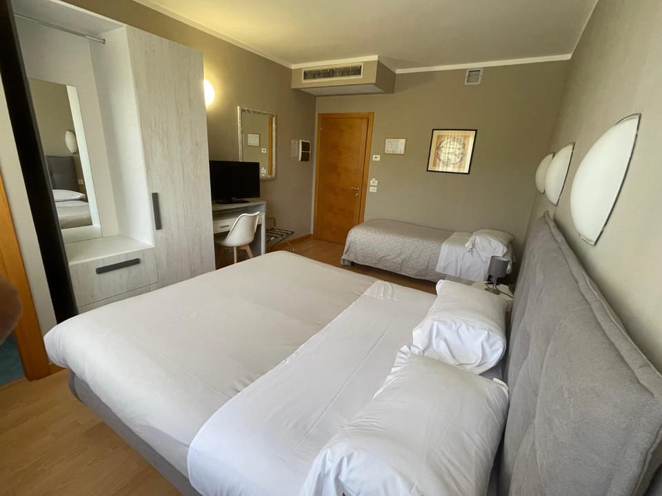 Bed, TV and multimedia, Photo of the whole room, Bedroom, towels, wardrobe, air conditioner
