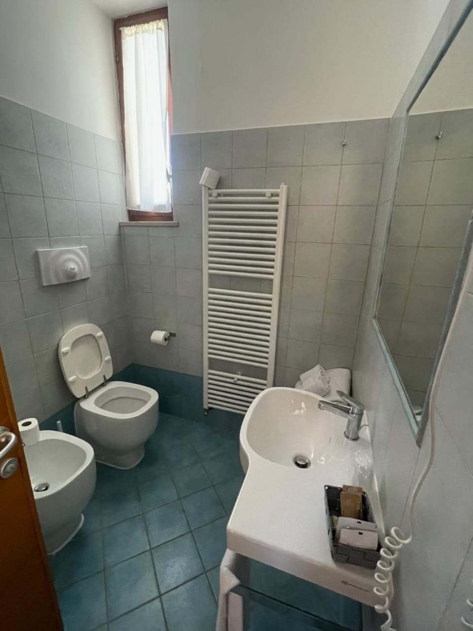 Shower, Toilet, Bathroom, bidet, towels