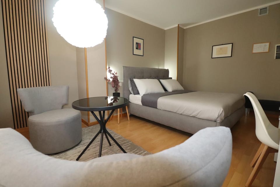 Bed, Living room, Photo of the whole room, Seating area, Bedroom