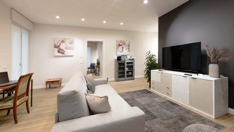 TV and multimedia, Living room, Seating area, Evening entertainment