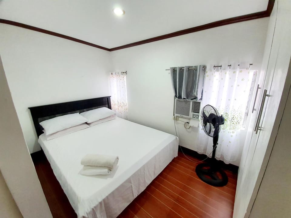 Bed, Photo of the whole room, Bedroom, towels, air conditioner
