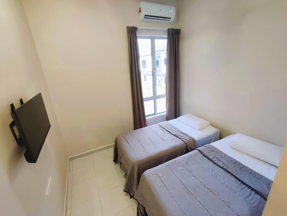 Bed, TV and multimedia, Photo of the whole room, Bedroom