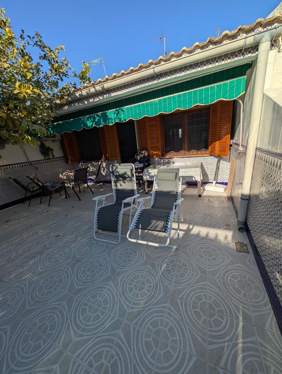 Patio, Day, sunbed