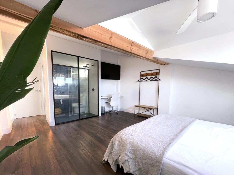 Shower, Bed, TV and multimedia, Photo of the whole room