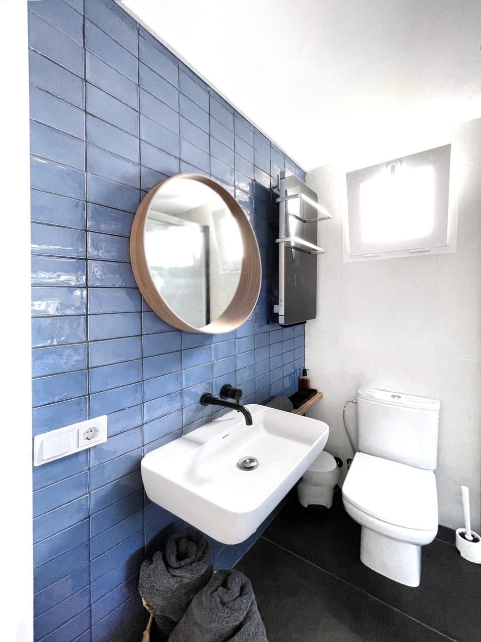 Toilet, Bathroom, towels