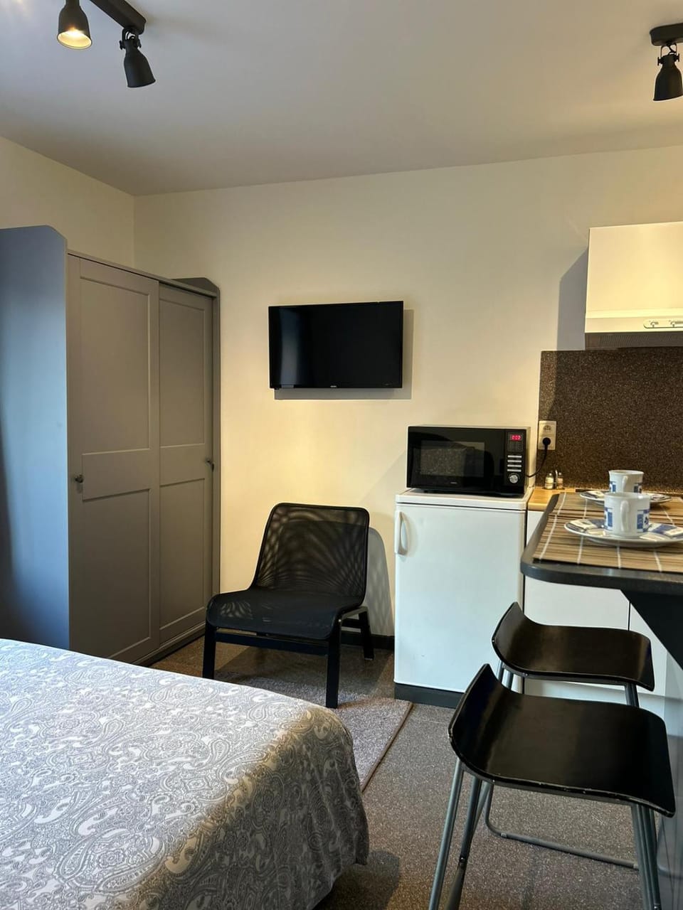 Communal lounge/ TV room, Bed, Living room, Seating area, Dining area, Bedroom