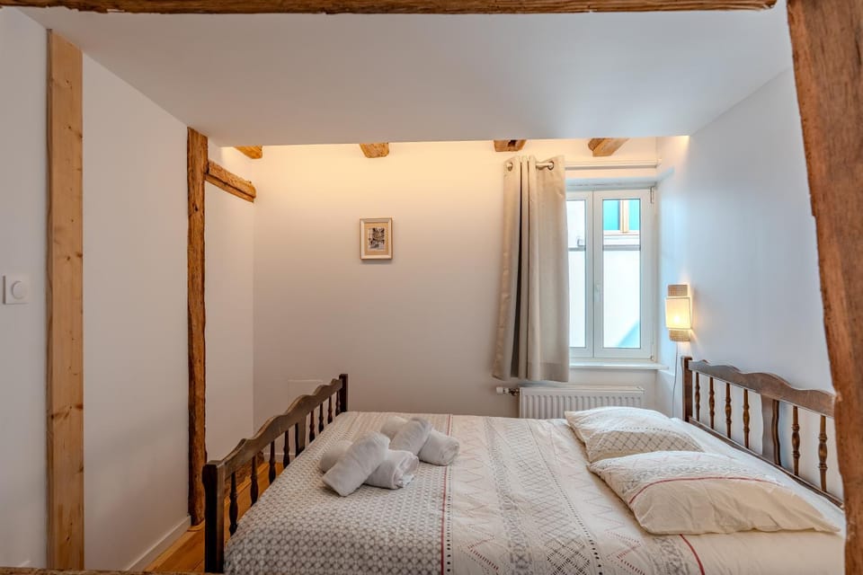 Bedroom, towels