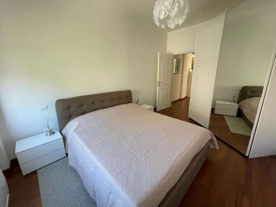 Photo of the whole room, Bedroom, wardrobe