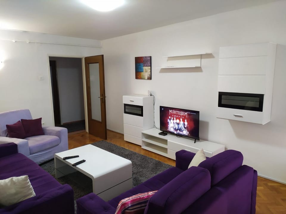 Communal lounge/ TV room, TV and multimedia, Living room, Seating area