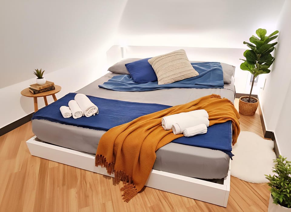 Bed, Photo of the whole room, Bedroom, towels