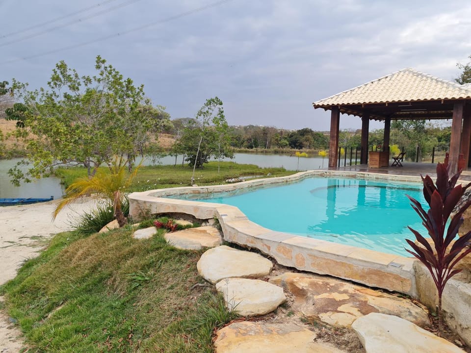 Chalé - Sítio - Loft com hidromassagem e piscina com cascata natural defronte Lagoa Lagoa na Serra do Cipó House in State of Minas Gerais, Brazil
